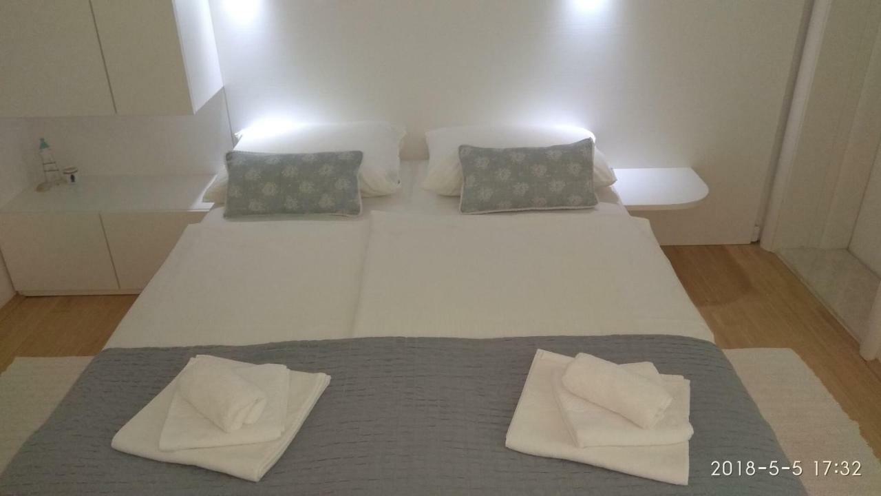 Apartments Niana With Heated Seawater Swimingpool Donji Okrug  Buitenkant foto
