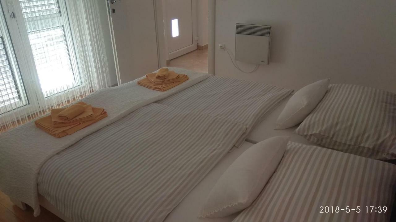 Apartments Niana With Heated Seawater Swimingpool Donji Okrug  Buitenkant foto