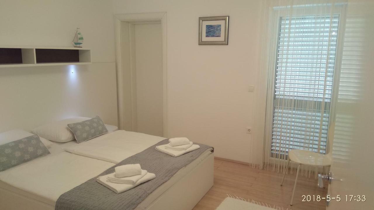 Apartments Niana With Heated Seawater Swimingpool Donji Okrug  Buitenkant foto
