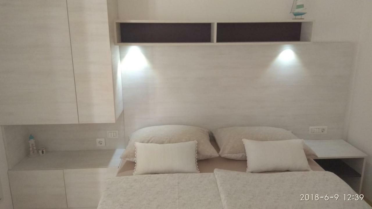 Apartments Niana With Heated Seawater Swimingpool Donji Okrug  Buitenkant foto