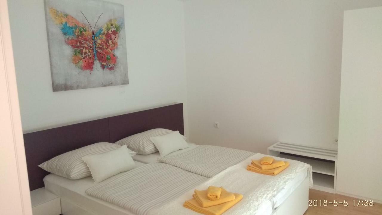Apartments Niana With Heated Seawater Swimingpool Donji Okrug  Buitenkant foto