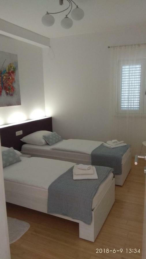 Apartments Niana With Heated Seawater Swimingpool Donji Okrug  Buitenkant foto